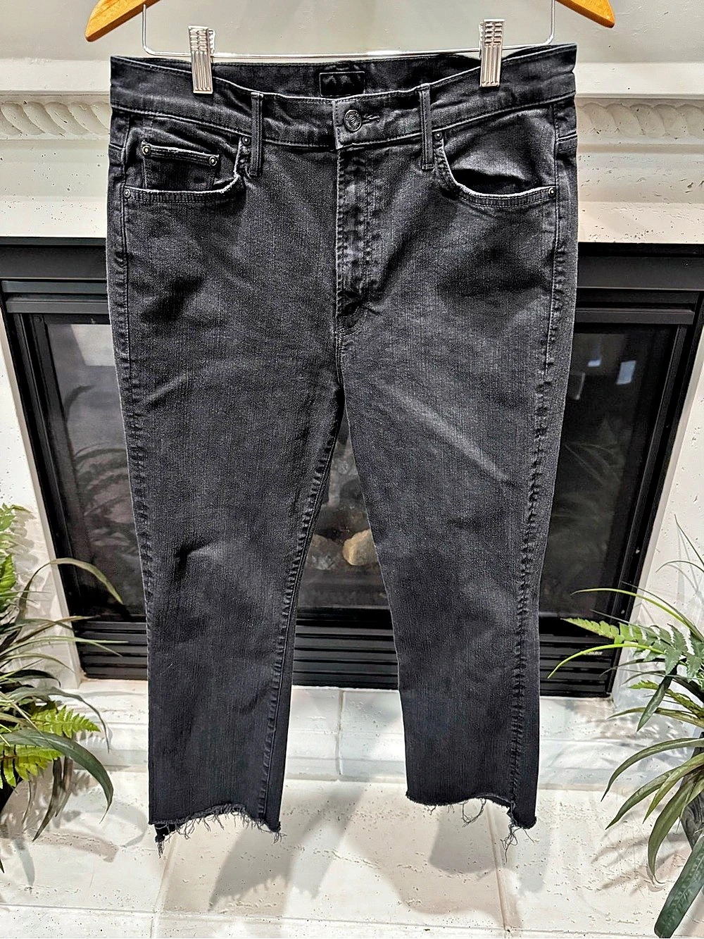 MOTHER The Insider Crop Step Fray Not Guilty Wash Skinny Jeans in Black Waist 32